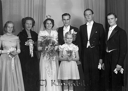 Rydberg Motala
raja
Brudpar och bröllopsvittnen 

raja
Skogvaktare Nils Bertil Rydberg född 1921 i Ekeby och Ingeborg Drott, dotter till Nils Emil Pettersson-Drott och Margareta född Blomberg. Bruden kom från Rimforsa.
Marskalken till höger om brudgummen kan vara Sven Johansson Korpklev Kisa. 
Källa: Gerd Pettersson

Nyckelord: Rydberg Motala