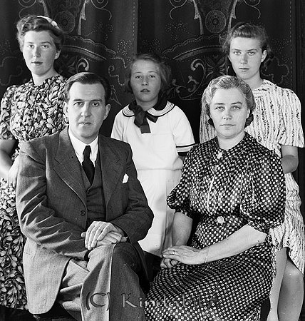 John Sandin Kisa
raja
Far och mor med sina barn

raja
Familj John Sandin. På 1940-talet var han medarbetare i John Anderssons järnaffär i Kisa.. Till höger dottern Barbro.
 Källa: Studiegruppen hembygdsgården 
Nyckelord: Sandin Kisa