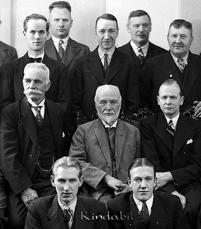 Gruppfoto 
1:a f.v. Erik Eriksson (Slöjdlärare) Erhard Dalqvist (Frisör)
2:a f.v. Gustav Sandström (Skomakare) NN
3:a f.v. Stig Wallin (Målare) Elof Fransson (Möbelhandlare) Oscar Svensson
4:a f.v. Martin Vredberg, Carl Thell (Plåtslagare)
Källa: Studiegruppen Hembygdsgården

Nyckelord: Erik Eriksson Gustav Sandström Stig Wallin Martin Vredberg