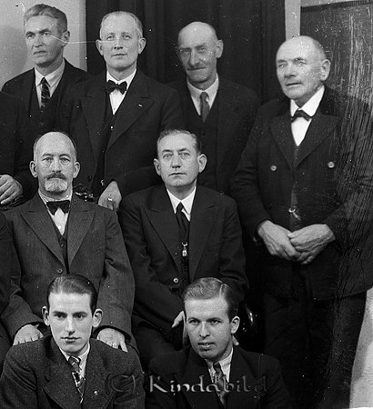 Gruppfoto
1:a f.v. Nils Jakobsson (Frisör) Torsten Gothnier (Möbelhandlare)
2:a f.v. Axel Gothnier (Möbelhandlare) ? Dalander (Frisör)
3:a f.v. ? Gustafsson (Möbelsnickare) Herman Andersson (Färghandlare) Gustav Adolf Eriksson (Tjärfabriken) Albin Dalqvist (Åkare)
Källa: Studiegruppen Hembygdsgården

Nyckelord: Nils Jakobsson Axel Gothnier