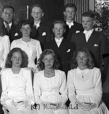 Konfirmation Kisa Kyrka 1949
gepe
Konfirmationsgrupp

raja
Främre fr vänster Siv Nilsson, NN, Ing-Marie Johansson (syster till Janne Polis)
Mellanraden fr vänster Berit Öhrman, Kjell Widell (fadern var smed), 
Övre raden till höger Lars Eklund (son till Gösta Eklund)
Källa: Studiegruppen hembygdsgården 

raja
Mellersta raden tvåa från höger: Börje Falk, Tingemåla 
Källa: Sune Holgersson

Nyckelord: Konfirmation Kisa