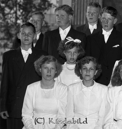 Konfirmation Kisa Kyrka 1949
gepe
Konfirmationsgrupp

raja
Främre raden fr vänster Barbro Hansson och Berit Hellman.
Andra raden fr vänster Inge Nordén från Bromhult norrgård
och Ena Karlborg. (Ena blev skådespelare).
�?vre raden från vänster Torgny Larsson, Arne Andersson från Fubbetorp, Jan Persson �?vre Lyckås, Jan Alf.
Källa: Studiegruppen hembygdsgården 
Nyckelord: Konfirmation Kisa
