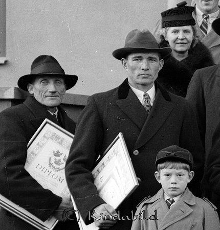 Hushållningssällskapets diplom
raja
Fr vänster Alvar Svensson Ödesjöboda, Axel Gustavsson Lilla Flarka och hustrun till Olle Ekbjörn Ekeby (Hon var mor till Kerstin Durefelt)
 Källa: Studiegruppen hembygdsgården
Nyckelord: Diplomutdelningen Kisa