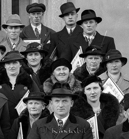 Hushållningssällskapets diplom
raja
Längst fram Axel Karlsson Fröåsa, far bl a till Karl-Arne.
 Andra raden till höger Astrid född Adolfsson
 Näst sista raden till höger Hartvig Johansson i Klinten, far till Inge och Maj-Britt. De flyttade sedan till Dal i Tjärstad.
 Tredje raden nr 2 från vänster Ester Johansson från Råstorp.
 Källa: Studiegruppen hembygdsgården 
Nyckelord: Diplomutdelningen Kisa