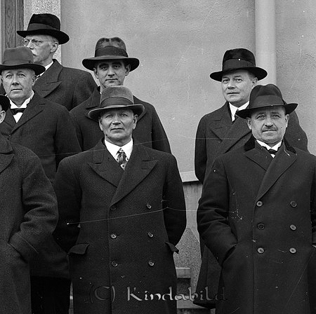 raja
Andra raden i mitten Erik Carlström. Han innehade Carlströms Bosättning och specerier vid torget i Kisa. Han var född 1892 i Västra Harg och död 1968 på Norra Prästgatan 6 i Kisa.
Längst fram till höger Emil Andersson Falerrum Kisa. han arbetade 
bl a på Arbetsförmedlingen i Kisa. 
Källa: Gerd Pettersson 

