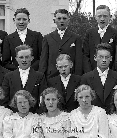 Konfirmation Kisa Kyrka
raja
Konfirmationsfoto 

raja
Andra raden fr vänster Joel Hermansson Bromhult och Kurt Svensson Harg. Längst fram i mitten Valborg Johansson Gölstugan.
Källa: Studiegruppen hembygdsgården 
Nyckelord: Kisa Kyrka