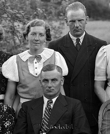 Släktkort från Hökhult Kisa
raja
Släktträff 

raja
Bakre raden Alice Muhr och Aldor Eriksson
Längst fram Fridner Eriksson
Källa- Studiegruppen hembygdsgården 
