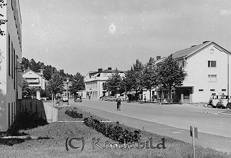 Kindavyer
raja
I byggnaden till vänster Eklunds Kappfabrik där idag ICA-hallen ligger. Till höger Kisa Elbyrå där efter Sandströms Modehus och sist Posthuset där biblioteket ligger idag. 
Nyckelord: Kindavyer