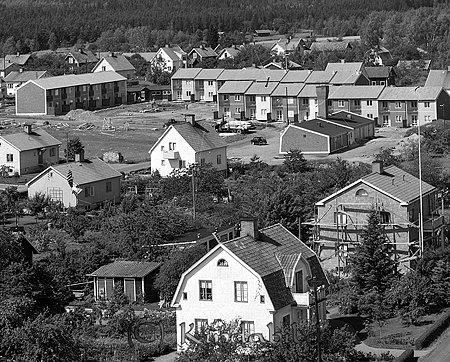 Kindavyer
raja
Bild troligen tagen från kyrktornet på Kisa kyrka över Egnahems-området och med affären Tulpanens Livs i mitten
Nyckelord: Kindavyer