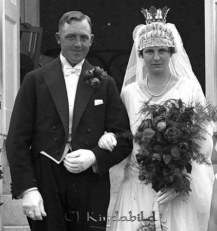 Gunnar Larsson o Gulli Karlsson Horn
raja
Brudpar  

raja
Gunnar Emanuel Larsson född 1901 i Horn och Gulli Maria Lovisa Karlsson född 1908 i Horn.
Gunnar Larsson var arrendator i Falla 1919-1934. Hustrun Gulli dör 1932.
Källa: Arkiv digital Vigselbok Horn 
Källa: Gerd Pettersson 

Nyckelord: Karlsson Horn