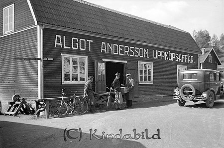 raja
Algot Andersson hade uppköpsaffär låg vid korsningen mitt emot nuvarande ICA-HALLEN vid Ydre vägen ca 50 m från järnvägsövergången. Hade rörelsen 1922-1938.
Algot Andersson var född 1885 i AB och död i Kisa 1961. 
Källa: Gerd Pettersson

