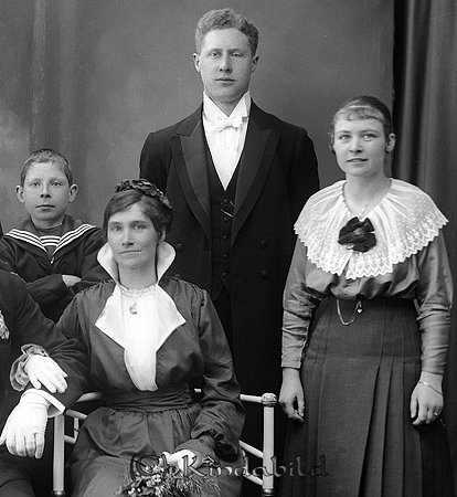 Thell Kisa
raja
Foto med tre vuxna och ett barn

Nyckelord: Thell Kisa