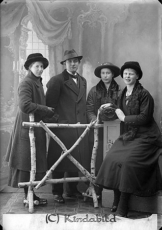 Arvid Johansson Ånestad Hägerstad
raja
Foto på tre kvinnor och en man
Nyckelord: Johansson Hägerstad