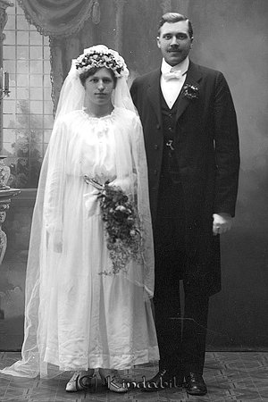 Konstantin Alm Nedre Vånga Oppeby
raja
Brudpar

gepe
Konstantin Alm Nedre Vånga Oppeby och Ida Matilda Johansson född 1898 i �?vre Vånga, Hägerstad vigdes den 1 sept 1918.
Källa: SVAR SCB-utdrag vigsel  

Nyckelord: Alm Oppeby